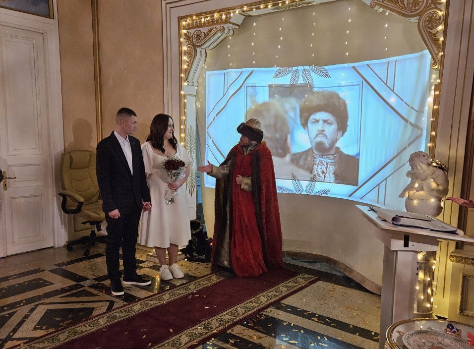 Саратовским молодожёнам устроили кинофестиваль на ночной регистрации